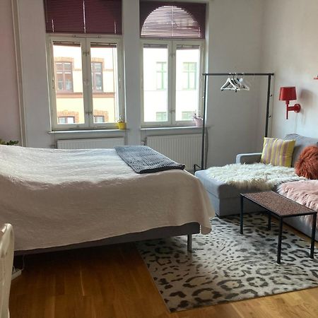 Rum Med Eget Badrum Och Stort, Delat Koek,Centralt I Malmoe A Room In An Apartment, Own Bathroom And Kitchen Shared With A Family المظهر الخارجي الصورة